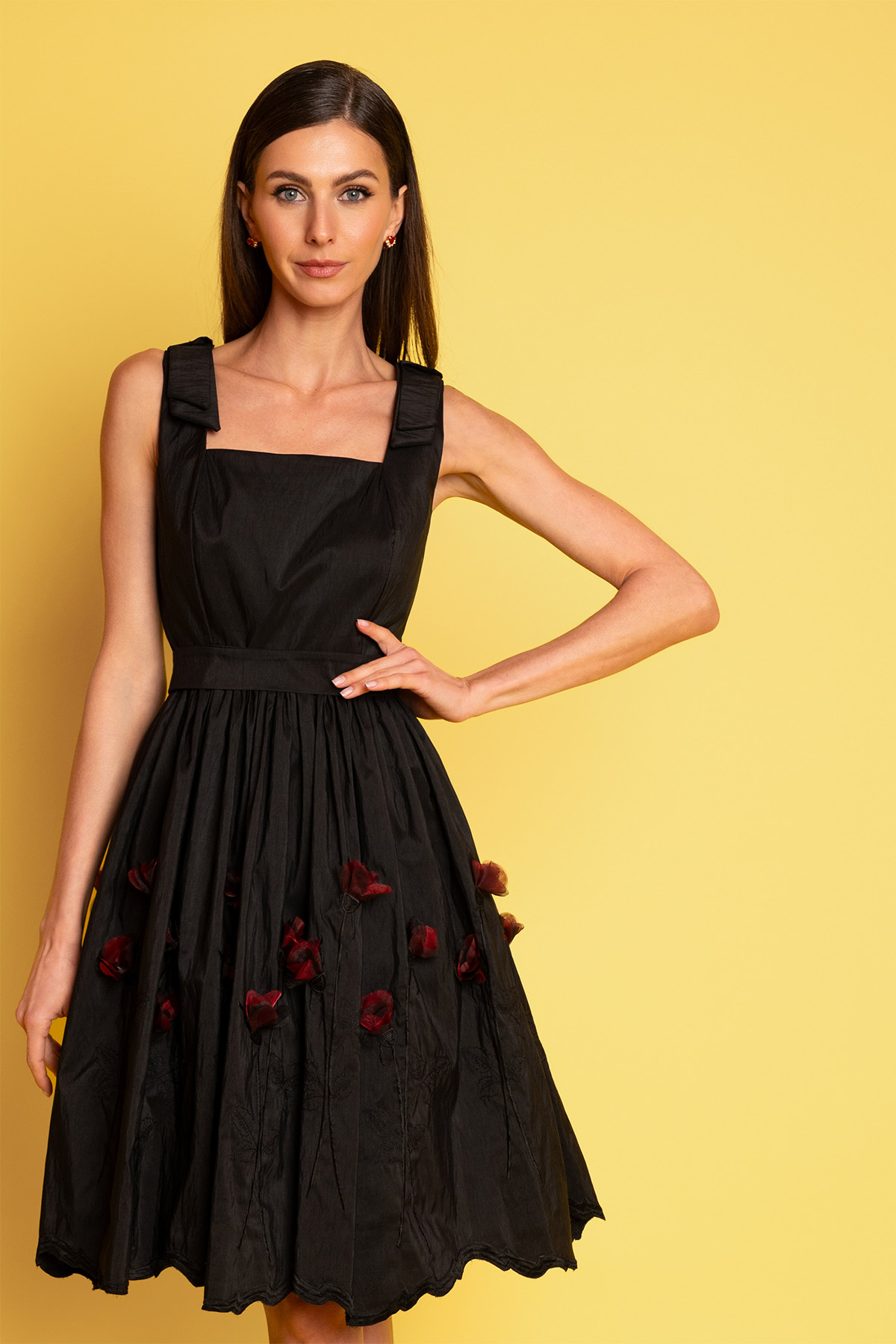 mavro-vintage-forema-london-4 Μοναδικό μαύρο φόρεμα σε vintage γραμμή, με φιόγκους στους ώμους, τετραγωνισμένο κόψιμο στο μπούστο και στρογγυλή πλάτη, φούστα με σούρα και 3d λουλούδια, για ξεχωριστές εμφανίσεις!
