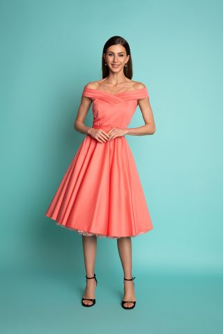 Κοραλί μεσάτο φόρεμα, με ανοιχτούς ώμους, κλος φούστα, με πιέτες στο μπούστο και κορδέλα ζώνη για να τονίσει τη σιλουέτα στη μέση. Υπέροχο φόρεμα για όλες τις περιστάσεις! 