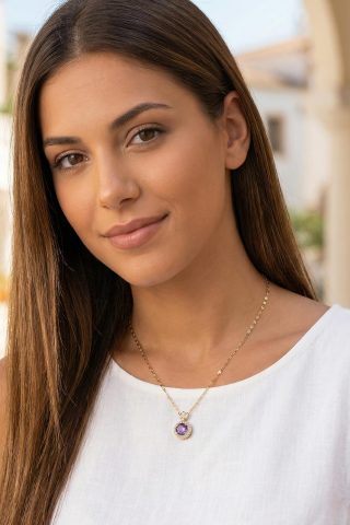 Μεταγιόν σε στυλ ροζέτας, με κεντρική πέτρα ζιργκόν σε μωβ χρώμα και λεπτομέρειες ζιργκόν περιμετρικά. Ο κρίκος είναι διακοσμημένος με στέμμα και μικρά ζιργκόν. Υπέροχο κρεμαστό από επίχρυσο ανοξείδωτο ατσάλι με elegant σχεδιασμό, ιδανικό για εμφανίσεις που θέλετε να ξεχωρίζουν!