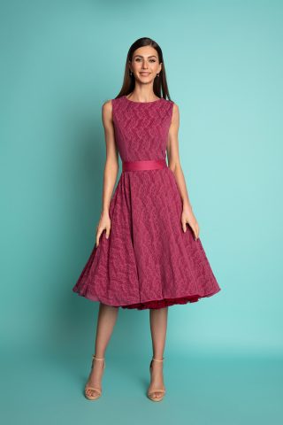 Υπέροχο μεσάτο φόρεμα από δαντέλα σε raspberry απόχρωση, μέχρι το γόνατο. Αμάνικο, με λαιμουδιά χαμόγελο και V πλάτη, με σατέν ζώνη στη μέση και ασορτί φόδρα, είναι ένα μοναδικό επίσημο φόρεμα για ιδιαίτερες περιστάσεις.