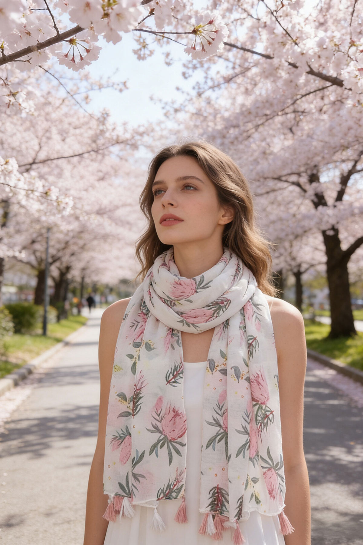 roz-floral-esarpa-1 Λευκή εσάρπα με λουλούδια, σε ροζ αποχρώσεις, από λεπτό βαμβακερό ύφασμα, με ροζ φουντάκια στο τελείωμα. Συνδυάστε τη με ένα αμάνικο φόρεμα για τις δροσερές ημέρες ή το βράδυ. Ιδανικό αξεσουάρ για να δώσει ένα vintage touch στις εμφανίσεις σας!