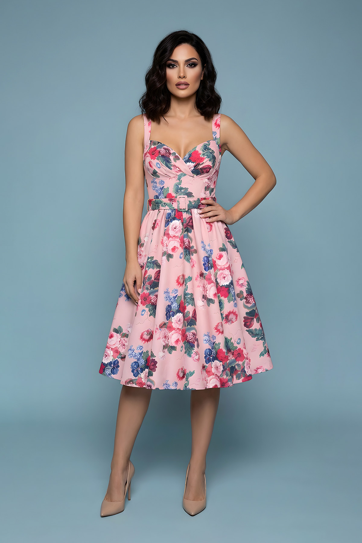 roz-swing-forema-london-1 Vintage φόρεμα με κλος φούστα μέχρι το γόνατο, με υπέροχο floral print πάνω σε ροζ φόντο, λαιμουδιά σε σχήμα καρδιάς, ντραπάρισμα στο στήθος και τιράντες. Η διαχρονική γραμμή, με τον εφαρμοστό κορμό και την κλος φούστα, τονίζει τη σιλουέτα και μαζί με το μαλακό και ελαστικό ύφασμα το κάνουν ιδανικό φόρεμα για όλες τις ώρες!