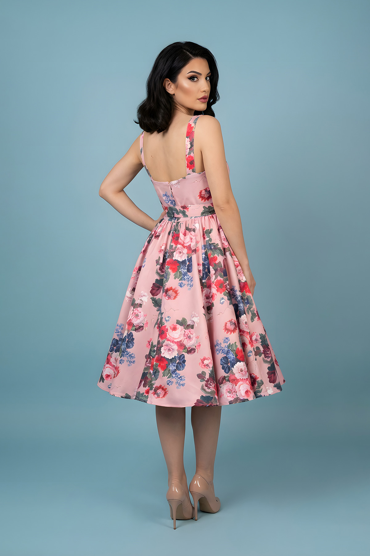 roz-swing-forema-london-2 Vintage φόρεμα με κλος φούστα μέχρι το γόνατο, με υπέροχο floral print πάνω σε ροζ φόντο, λαιμουδιά σε σχήμα καρδιάς, ντραπάρισμα στο στήθος και τιράντες. Η διαχρονική γραμμή, με τον εφαρμοστό κορμό και την κλος φούστα, τονίζει τη σιλουέτα και μαζί με το μαλακό και ελαστικό ύφασμα το κάνουν ιδανικό φόρεμα για όλες τις ώρες!