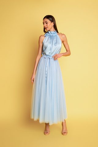 Midi φούστα από τούλι σε γαλάζιο χρώμα, με βελούδινα λευκά πουά, φόδρα εσωτερικά και ελαστική μέση με κορδελάκι. Υπέροχη ρομαντική αέρινη φούστα για ένα εντυπωσιακό chic look.