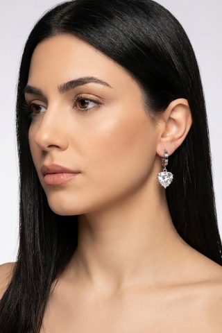 Εντυπωσιακά σκουλαρίκια από ανοξείδωτο ατσάλι με κρεμαστή λαμπερή πέτρα σε σχήμα καρδιάς. Ιδανικά σκουλαρίκια για καθημερινές εμφανίσεις αλλά και για βραδικά looks.