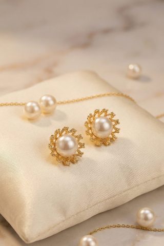 Κομψά σκουλαρίκια σε στρογγυλό σχήμα, διακοσμημένα με πέρλα κεντρικά και χρυσές λεπτομέρειες περιμετρικά. Ιδανικά για elegant εμφανίσεις από το πρωί έως το βράδυ.