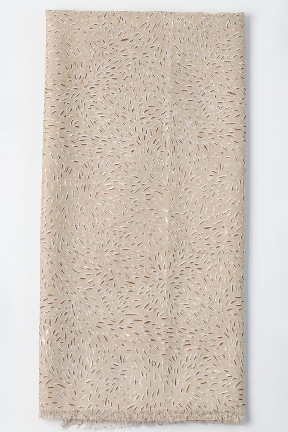 taupe-esarpa-2 Εσάρπα με χρυσαφί σχέδιο, σε taupe απόχρωση, από λεπτό βαμβακερό ύφασμα. Συνδυάστε το με ένα αμάνικο φόρεμα για τις δροσερές ημέρες ή το βράδυ. Ιδανικό αξεσουάρ για να δώσει ένα vintage touch στις εμφανίσεις σας!