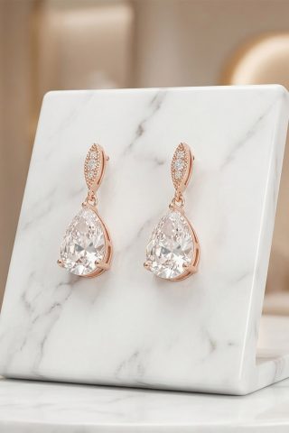 Εντυπωσιακά σκουλαρίκια με λαμπερή κεντρική πέτρα σταγόνα και λεπτομέρειες με ζιργκόν στο κούμπωμα. Ιδανικά για elegant εμφανίσεις με στυλ και λάμψη!