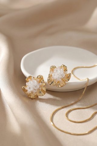 Εντυπωσιακά σκουλαρίκια σε κομψό σχέδιο ανθού, διακοσμημένου με κρυσταλλάκια και χρυσαφί φύλλα λουλουδιού περιμετρικά. Ιδανικά για elegant εμφανίσεις από το πρωί έως το βράδυ.