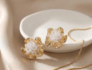 Εντυπωσιακά σκουλαρίκια σε κομψό σχέδιο ανθού, διακοσμημένου με κρυσταλλάκια και χρυσαφί φύλλα λουλουδιού περιμετρικά. Ιδανικά για elegant εμφανίσεις από το πρωί έως το βράδυ.