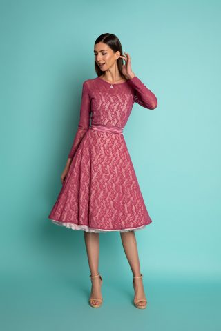 Midi vintage φόρεμα σε μεσάτη γραμμή, με υπέροχη δαντέλα σε βιολετί απόχρωση, dusty pink φόδρεα, κλος φούστα,  μακριά μανίκια, λαιμουδιά χαμόγελο και μήκος μέχρι το γόνατο, είναι το πιο chic φόρεμα για να συνοδεύσει μια επίσημη εμφάνισή σας.