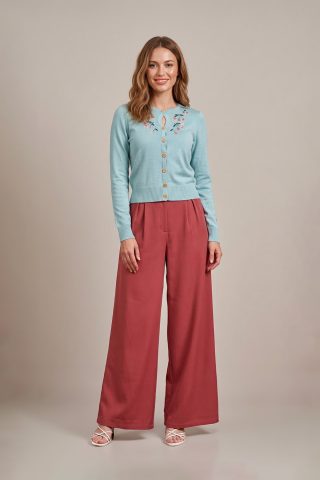 Εμπνευσμένο από την εποχή της δεκαετίας του 1940, αυτό το ψηλόμεσο παντελόνι με τα εξαιρετικά φαρδιά μπατζάκια προσφέρει μια καθαρή, κλασική και σοφιστικέ εμφάνιση. Οι διακριτικές πιέτες στο μπροστινό μέρος σμιλεύουν τη σιλουέτα, ενώ το ελαστικό ύφασμά του με την απαλή αίσθηση το καθιστά την ιδανική επιλογή για όλο το χρόνο.