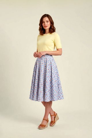 Η φούστα Cherry Check είναι ένα γλυκό κομμάτι, γεμάτο χρώμα, που φέρνει τη χαρά του καλοκαιριού στη γκαρνταρόμπα σας. Με το χαρακτηριστικό καρό μοτίβο και τα παιχνιδιάρικα κεράσια, προσφέρει μια αυθεντική vintage αισθητική, ενώ το ελαφρύ βαμβακερό της ύφασμα την καθιστά την ιδανική επιλογή για κάθε περίσταση, από μια πρωινή βόλτα μέχρι ένα απογευματινό καλοκαιρινό κάλεσμα.