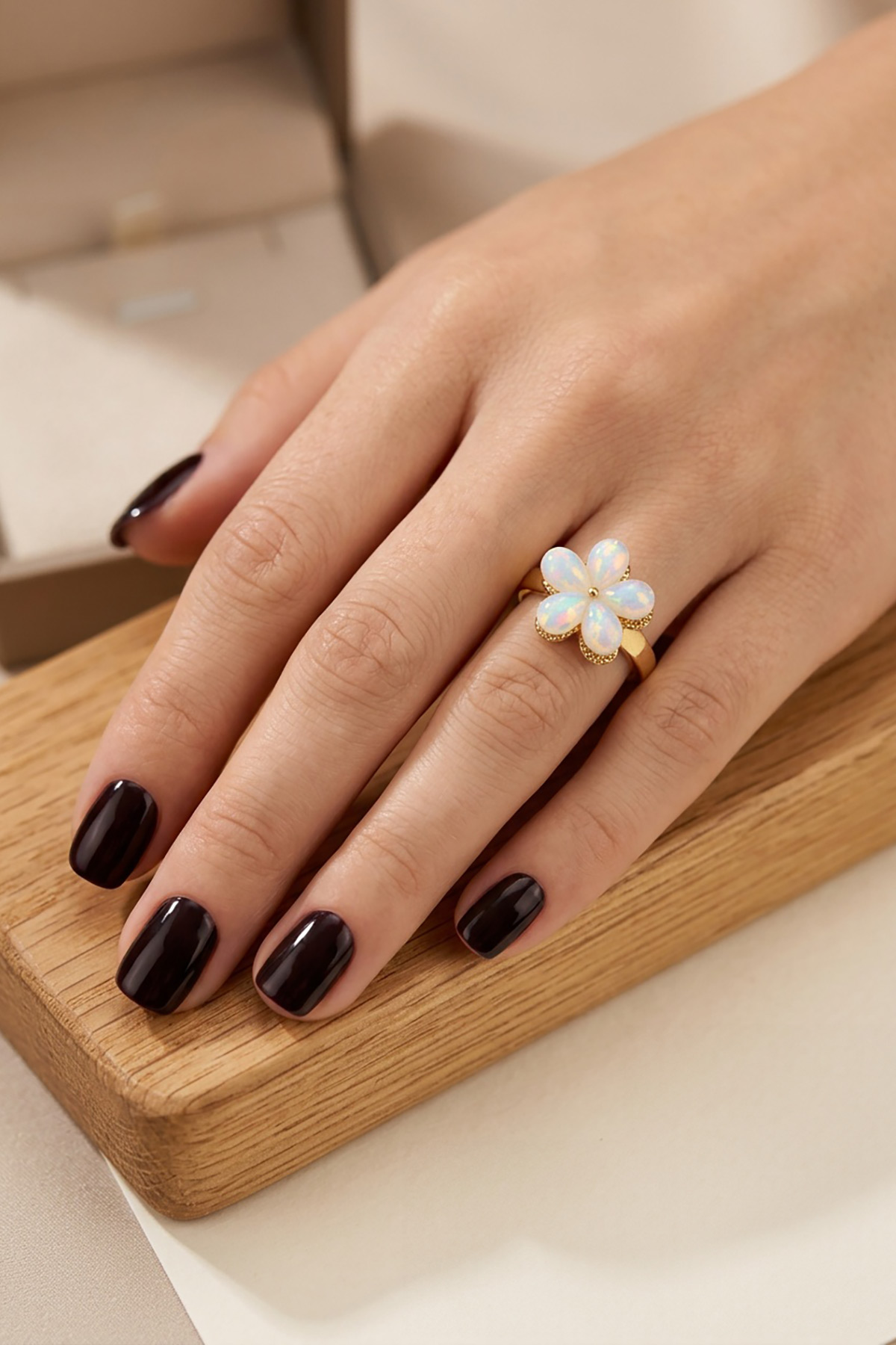 dahtilidi-vintage-blossom-1 Ένα ντελικάτο και ονειρικό δαχτυλίδι που αποπνέει έναν αέρα ρομαντισμού και κομψότητας. Το κεντρικό λουλούδι με την ιριδίζουσα λάμψη πλαισιώνεται από διακριτικά αστραφτερά φύλλα, δημιουργώντας ένα κόσμημα που τραβάει την προσοχή με την απαλότητα και τη λεπτομέρειά του.