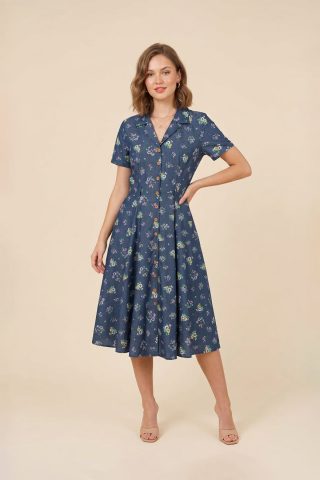 Το φόρεμα Denim Bloom της συλλογής μας, εμπνευσμένο από τη δεκαετία του 1950, φέρνει την απόλυτη καλοκαιρινή χαρά σε όποια το φοράει. Με τη ζωντάνια και τη διαχρονική του γοητεία, είναι το ιδανικό κομμάτι για να αναδείξετε τη θηλυκότητά σας με έναν αέρα νοσταλγίας.