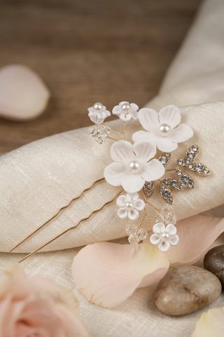 Μια πινελιά αιθέριας ρομαντικότητας για τα μαλλιά σας. Αυτό το τσιμπηδάκι είναι σχεδιασμένο για να αναδεικνύει κάθε χτένισμα με τη φινέτσα και τη λάμψη του. Με στοιχεία που θυμίζουν ανθισμένα κλαδιά, αποτελεί ένα κομψό αξεσουάρ με σαφείς vintage αναφορές.