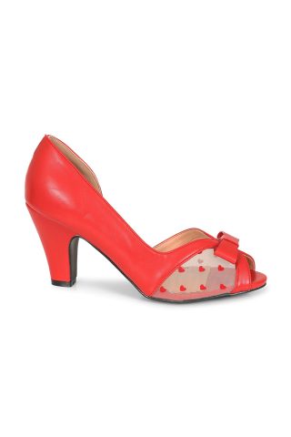 Κόκκινα γοβάκια, από συνθετικό δέρμα, με άνοιγμα peep toe σε σχήμα καρδιάς και μια αιθέρια λεπτομέρεια από mesh (διχτυωτό ύφασμα), στολισμένη με μικροσκοπικές μαύρες καρδιές. Με κομψό τακούνι 8cm και το χαρακτηριστικό διακοσμητικό φιόγκο που χαρίζει αυτή την αξεπέραστη pin-up γοητεία, αυτά τα παπούτσια είναι ο ορισμός της διαχρονικής κομψότητας. Στυλάτα, άνετα και ακαταμάχητα χαριτωμένα, είναι η ιδανική επιλογή για να χορέψετε, να εντυπωσιάσετε στο επόμενο ραντεβού σας ή απλώς για να λάμψετε!
