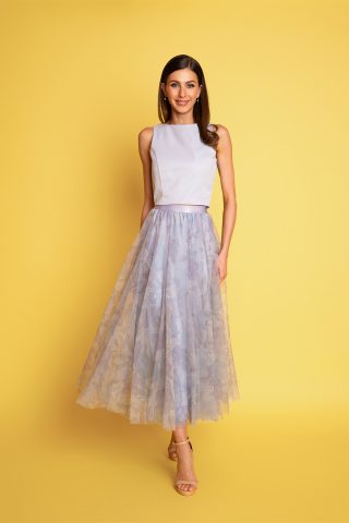 Ψηλόμεση μίντι φούστα από printed τούλι σε λιλά και μπλε αποχρώσεις, με λάστιχο στη μέση και αέρινη κίνηση, για μια ρομαντική εμφάνιση.