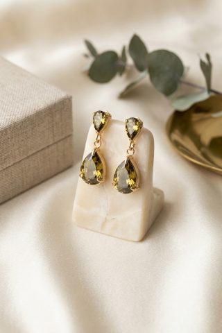 Προσθέστε μια δόση κλασικής γοητείας και διαχρονικής κομψότητας στην εμφάνισή σας με αυτά τα υπέροχα κρεμαστά σκουλαρίκια. Με σχεδιασμό που αντλεί έμπνευση από το vintage στυλ, συνδυάζουν την καθαρότητα των κρυστάλλων σε σχήμα δακρύου με την ανθεκτικότητα και τη λάμψη του ατσαλιού.