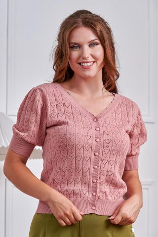 Η πιο γλυκιά προσθήκη στη vintage συλλογή σας! Η ζακέτα Sweet Hearts σε υπέροχη παστέλ ροζ απόχρωση, είναι στολισμένη με ρομαντικές καρδιές και προσφέρει αμέτρητες επιλογές στυλ χάρη στον convertible σχεδιασμό της. Μαλακή, θηλυκή και απόλυτα ρετρό, είναι το ιδανικό κομμάτι για να αγκαλιάσει τους ώμους σας πάνω από τα αγαπημένα σας swing φορέματα.