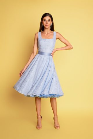 Δαντελένιο vintage φόρεμα σε μεσάτη γραμμή, από σιελ δαντέλα, με ασορτί σατέν φόδρα, αμάνικο, με τετράγωνη λαιμουδιά και πλάτη, και μήκος μέχρι το γόνατο, ιδανικό φόρεμα για γάμο ή μια επίσημη περίσταση. 