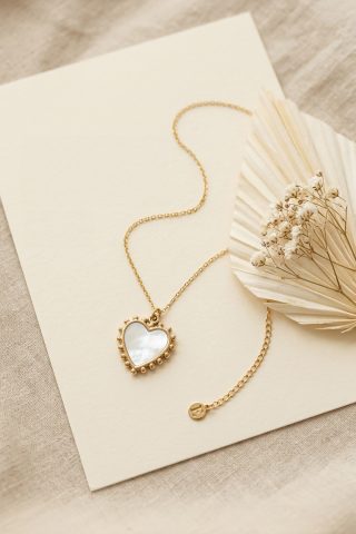 Ένα κόσμημα που μοιάζει να βγήκε από μια άλλη εποχή, φέρνοντας τον ρομαντισμό του παρελθόντος στο σήμερα. Αυτό το μενταγιόν σε σχήμα καρδιάς συνδυάζει την πολυτέλεια του χρυσού με την αγνότητα του λευκού φίλντισι, περιτριγυρισμένο από ανάγλυφες λεπτομέρειες που θυμίζουν vintage δαντέλα.