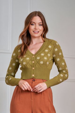 Vintage λαδί ζακέτα, με έμπνευση από τη δεκαετία του '50, με σοφιστικέ V-neck λαιμόκοψη και ντελικάτες λεπτομέρειες που κλέβουν την παράσταση: πανέμορφα floral κεντήματα, διάτρητο σχέδιο σε σχήμα ρόμβου και αυθεντικά ξύλινα κουμπιά που ολοκληρώνουν το ρετρό χαρακτήρα της. Με μακριά μανίκια και ανάλαφρη πλέξη, είναι η ιδανική επιλογή για τα δροσερά καλοκαιρινά βράδια, προσφέροντας άνεση και απαράμιλλο στυλ.