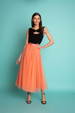 Ψηλόμεση μίντι φούστα από μαλακό τούλι σε κοραλί απόχρωση, με λάστιχο στη μέση και αέρινη κίνηση, για μια ρομαντική εμφάνιση.