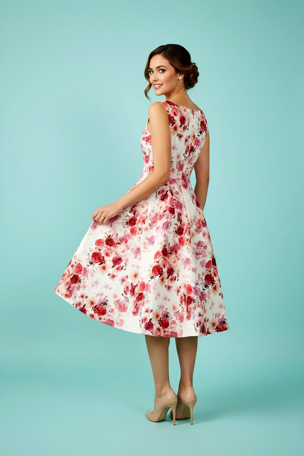 50s-floral-forema-london-3 Μαγνητίστε τα βλέμματα με το 50s Φλοράλ Φόρεμα London, μια ρομαντική συνάντηση της κλασικής vintage σιλουέτας με ένα εντυπωσιακό, νέο floral print. Σχεδιασμένο με μια ζεστή ιβουάρ βάση γεμάτη από ζωγραφισμένα κόκκινα και ροζ άνθη, αυτό το φόρεμα φέρνει μια ακαταμάχητη γοητεία στη γκαρνταρόμπα σας. Το εφαρμοστό μπούστο διαθέτει μια απαλή, θηλυκή λαιμόκοψη καρδιά και φαρδιές, σταθερές τιράντες που ισορροπούν τέλεια τη σιλουέτα. Η μέση στενεύει διακριτικά πριν καταλήξει σε μια πλούσια, γεμάτη κίνηση swing φούστα, ιδανική για να απογειώσει το εμβληματικό ρετρό look που λατρεύουμε. Είτε πρόκειται για ένα απογευματινό garden party, μια επίσημη εκδήλωση, είτε απλά θέλετε να προσθέσετε κομψότητα στην καθημερινότητά σας, το φόρεμα αυτό ζωντανεύει τον vintage ρομαντισμό σε κάθε σας βήμα.