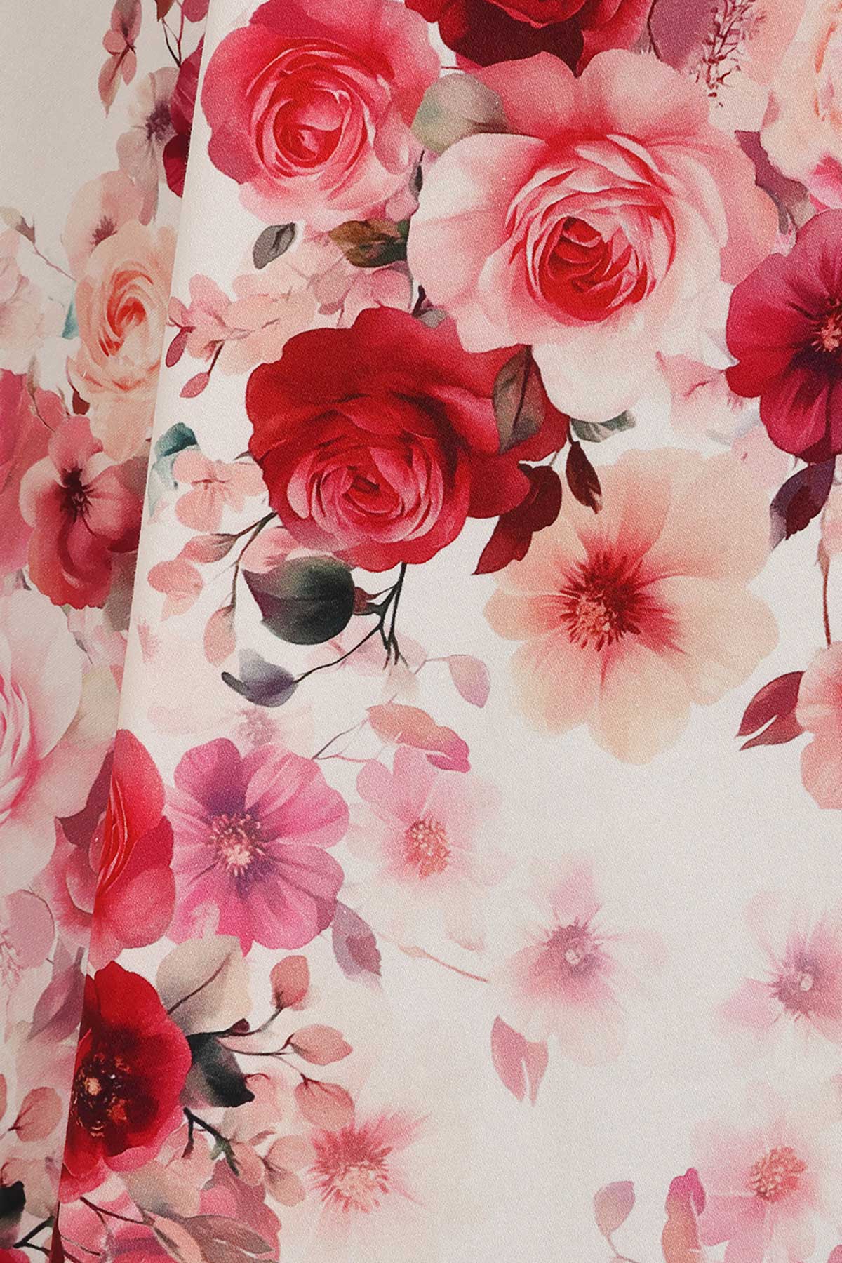 50s-floral-forema-london-4 Μαγνητίστε τα βλέμματα με το 50s Φλοράλ Φόρεμα London, μια ρομαντική συνάντηση της κλασικής vintage σιλουέτας με ένα εντυπωσιακό, νέο floral print. Σχεδιασμένο με μια ζεστή ιβουάρ βάση γεμάτη από ζωγραφισμένα κόκκινα και ροζ άνθη, αυτό το φόρεμα φέρνει μια ακαταμάχητη γοητεία στη γκαρνταρόμπα σας. Το εφαρμοστό μπούστο διαθέτει μια απαλή, θηλυκή λαιμόκοψη καρδιά και φαρδιές, σταθερές τιράντες που ισορροπούν τέλεια τη σιλουέτα. Η μέση στενεύει διακριτικά πριν καταλήξει σε μια πλούσια, γεμάτη κίνηση swing φούστα, ιδανική για να απογειώσει το εμβληματικό ρετρό look που λατρεύουμε. Είτε πρόκειται για ένα απογευματινό garden party, μια επίσημη εκδήλωση, είτε απλά θέλετε να προσθέσετε κομψότητα στην καθημερινότητά σας, το φόρεμα αυτό ζωντανεύει τον vintage ρομαντισμό σε κάθε σας βήμα.