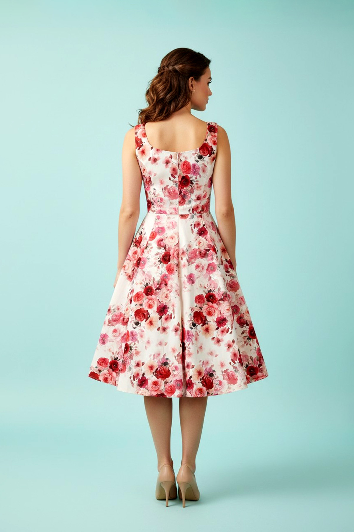 50s-floral-forema-london-7 Μαγνητίστε τα βλέμματα με το 50s Φλοράλ Φόρεμα London, μια ρομαντική συνάντηση της κλασικής vintage σιλουέτας με ένα εντυπωσιακό, νέο floral print. Σχεδιασμένο με μια ζεστή ιβουάρ βάση γεμάτη από ζωγραφισμένα κόκκινα και ροζ άνθη, αυτό το φόρεμα φέρνει μια ακαταμάχητη γοητεία στη γκαρνταρόμπα σας. Το εφαρμοστό μπούστο διαθέτει μια απαλή, θηλυκή λαιμόκοψη καρδιά και φαρδιές, σταθερές τιράντες που ισορροπούν τέλεια τη σιλουέτα. Η μέση στενεύει διακριτικά πριν καταλήξει σε μια πλούσια, γεμάτη κίνηση swing φούστα, ιδανική για να απογειώσει το εμβληματικό ρετρό look που λατρεύουμε. Είτε πρόκειται για ένα απογευματινό garden party, μια επίσημη εκδήλωση, είτε απλά θέλετε να προσθέσετε κομψότητα στην καθημερινότητά σας, το φόρεμα αυτό ζωντανεύει τον vintage ρομαντισμό σε κάθε σας βήμα.