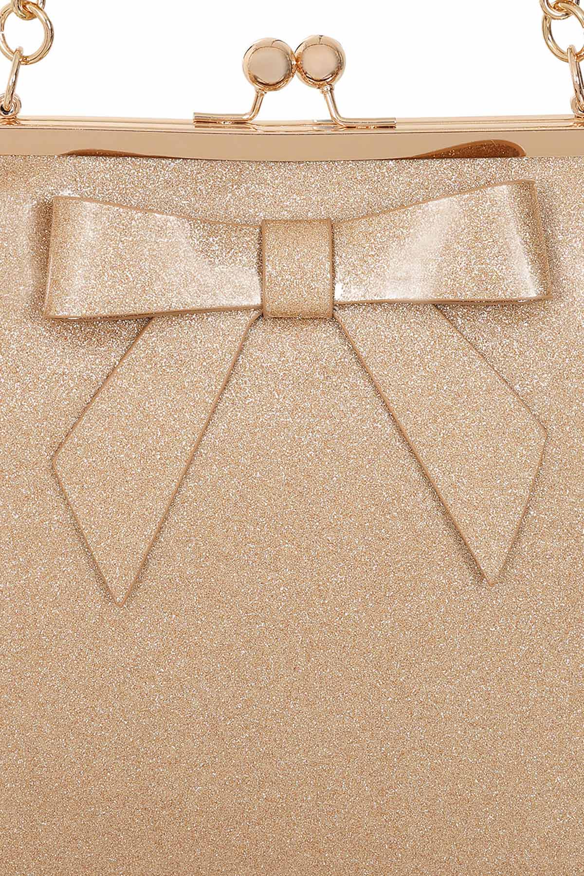 gold-glitter-tsanta-vintage-4 Ρετρό τσάντα χειρός & ώμου σε διακριτικό χρυσαφί χρώμα με εντυπωσιακό φινίρισμα glitter, vintage κλείσιμο kisslock, χρυσές μεταλλικές λεπτομέρειες και διακοσμητικό φιόγκο. Περιλαμβάνει αποσπώμενο λουράκι για να φοριέται στον ώμο, προσθέτοντας 50s λάμψη σε κάθε επίσημη ή βραδινή εμφάνιση.