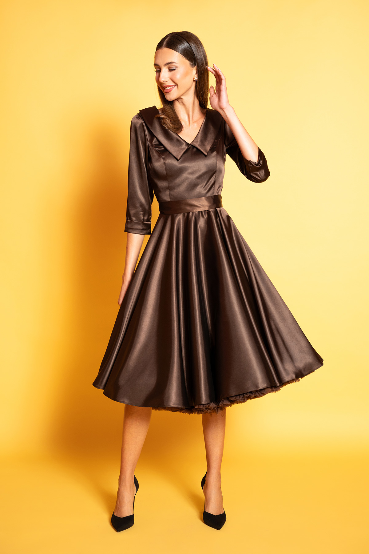 kafe-klos-vintage-forema-1 Καφέ κλος vintage φόρεμα από υπέροχο σατέν ύφασμα, με 3/4 μανίκια, σε μεσάτη γραμμή, με μπούστο και πλάτη σε σχήμα V με γιακά.