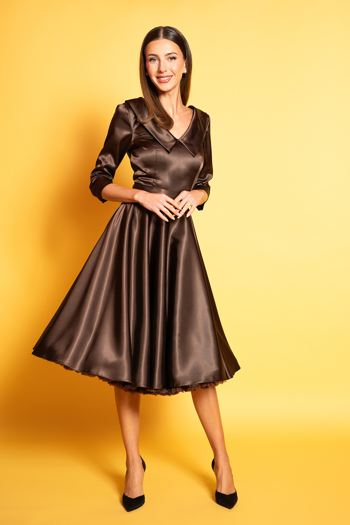 kafe-klos-vintage-forema-2 Καφέ κλος vintage φόρεμα από υπέροχο σατέν ύφασμα, με 3/4 μανίκια, σε μεσάτη γραμμή, με μπούστο και πλάτη σε σχήμα V με γιακά.
