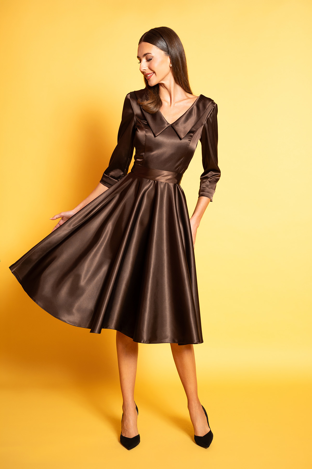 kafe-klos-vintage-forema-5 Καφέ κλος vintage φόρεμα από υπέροχο σατέν ύφασμα, με 3/4 μανίκια, σε μεσάτη γραμμή, με μπούστο και πλάτη σε σχήμα V με γιακά.