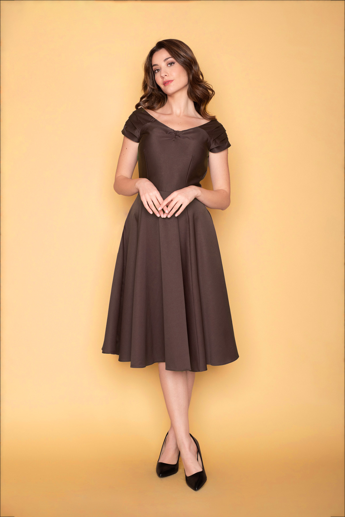 kafe-saten-vintage-forema-1 Εντυπωσιάστε σε κάθε επίσημη εμφανιση με το καφέ σατέν φόρεμα αυθεντικής 1950s αισθητικής. Διαθέτει κομψή sweetheart λαιμόκοψη, ιδιαίτερες πτυχώσεις στα κοντά μανίκια και κλος φούστα που προσφέρει πλούσια κίνηση. Η σταθερή, ποιοτική ύφανσή του σμιλεύει τη μέση, προσφέροντας παράλληλα διαχρονική θηλυκότητα.