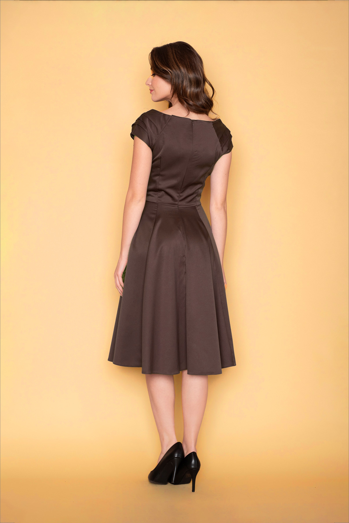 kafe-saten-vintage-forema-2 Εντυπωσιάστε σε κάθε επίσημη εμφανιση με το καφέ σατέν φόρεμα αυθεντικής 1950s αισθητικής. Διαθέτει κομψή sweetheart λαιμόκοψη, ιδιαίτερες πτυχώσεις στα κοντά μανίκια και κλος φούστα που προσφέρει πλούσια κίνηση. Η σταθερή, ποιοτική ύφανσή του σμιλεύει τη μέση, προσφέροντας παράλληλα διαχρονική θηλυκότητα.