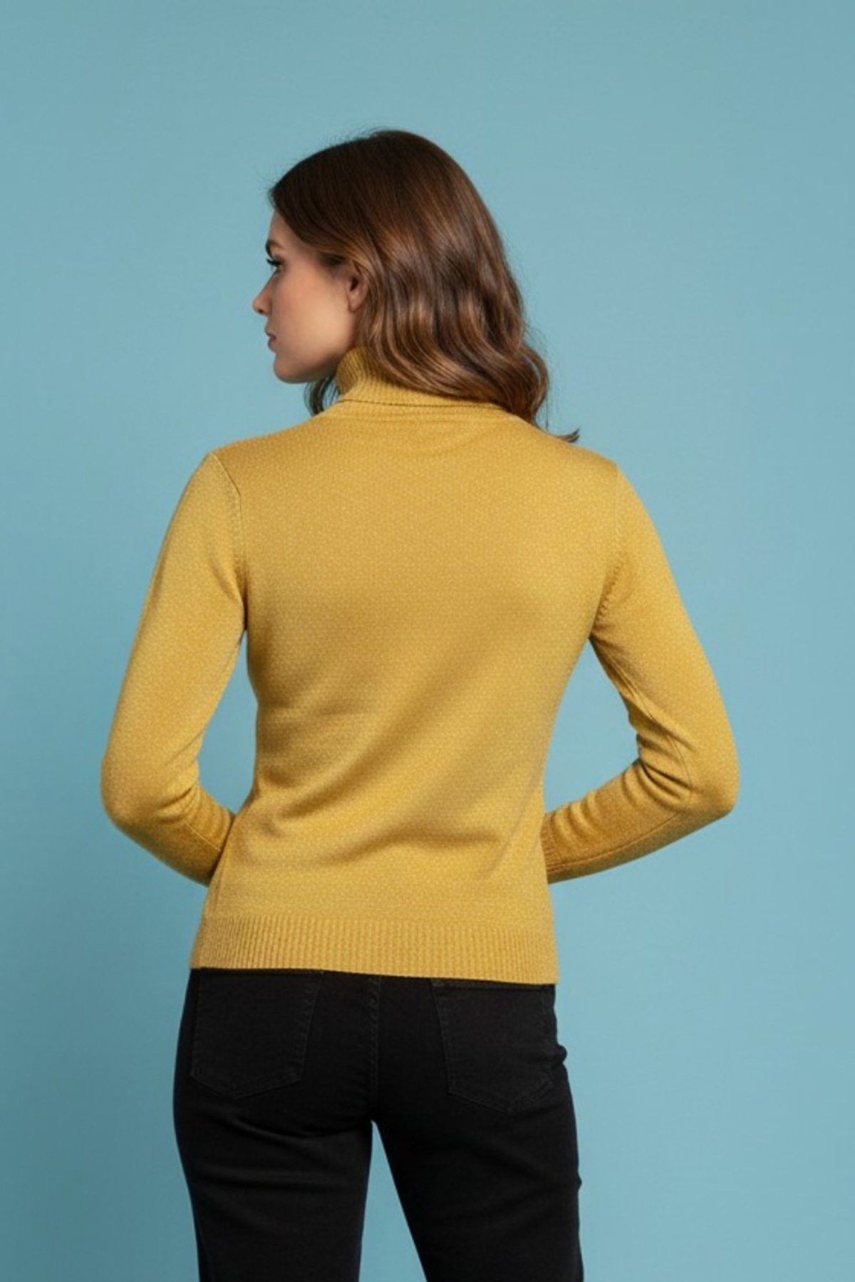 lurex-mplouza-zivagko-2 Η Lurex Μπλούζα Ζιβάγκο σε χρυσή απόχρωση, με την απαλή πλέξη από βισκόζη, τη διακριτική λάμψη & την εφαρμοστή γραμμή, είναι το ιδανικό κομμάτι για να προσθέσετε μια αίσθηση πολυτέλειας στο καθημερινό ή βραδινό σας look.
