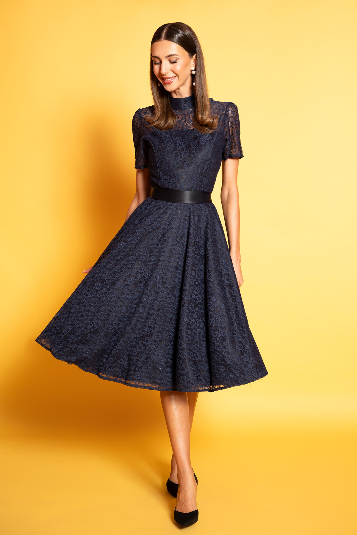 mple-dantelenio-forema-vintage-3 Midi vintage φόρεμα σε μεσάτη γραμμή, με υπέροχη μπλε δαντέλα, κλος φούστα με μήκος μέχρι το γόνατο, κοντά μανίκια, κλειστή λαιμουδιά και διαφάνεια στους ώμους και τα χέρια, είναι το πιο chic φόρεμα για να συνοδεύσει μια επίσημη εμφάνισή σας.