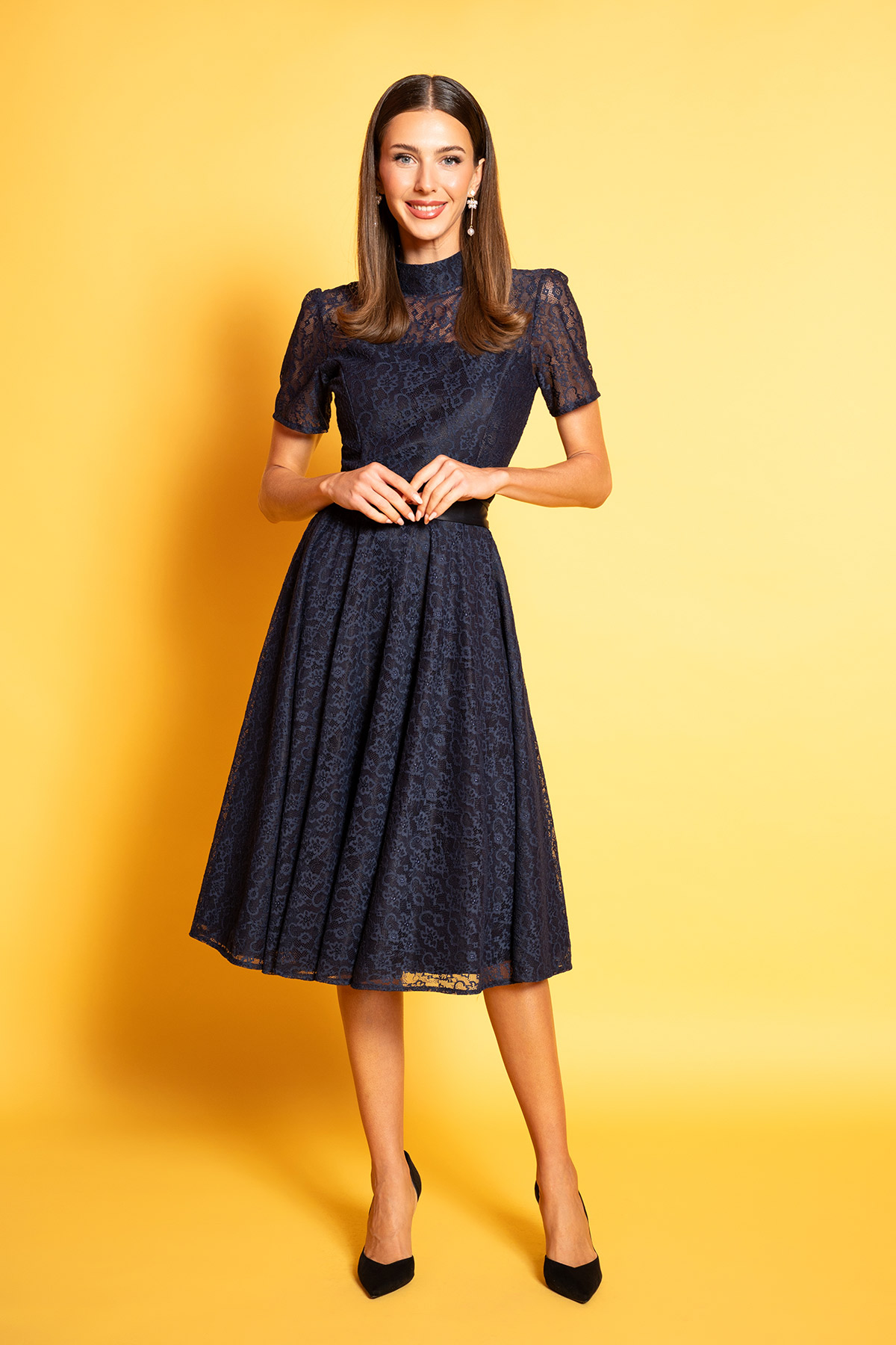 mple-dantelenio-forema-vintage-4 Midi vintage φόρεμα σε μεσάτη γραμμή, με υπέροχη μπλε δαντέλα, κλος φούστα με μήκος μέχρι το γόνατο, κοντά μανίκια, κλειστή λαιμουδιά και διαφάνεια στους ώμους και τα χέρια, είναι το πιο chic φόρεμα για να συνοδεύσει μια επίσημη εμφάνισή σας.