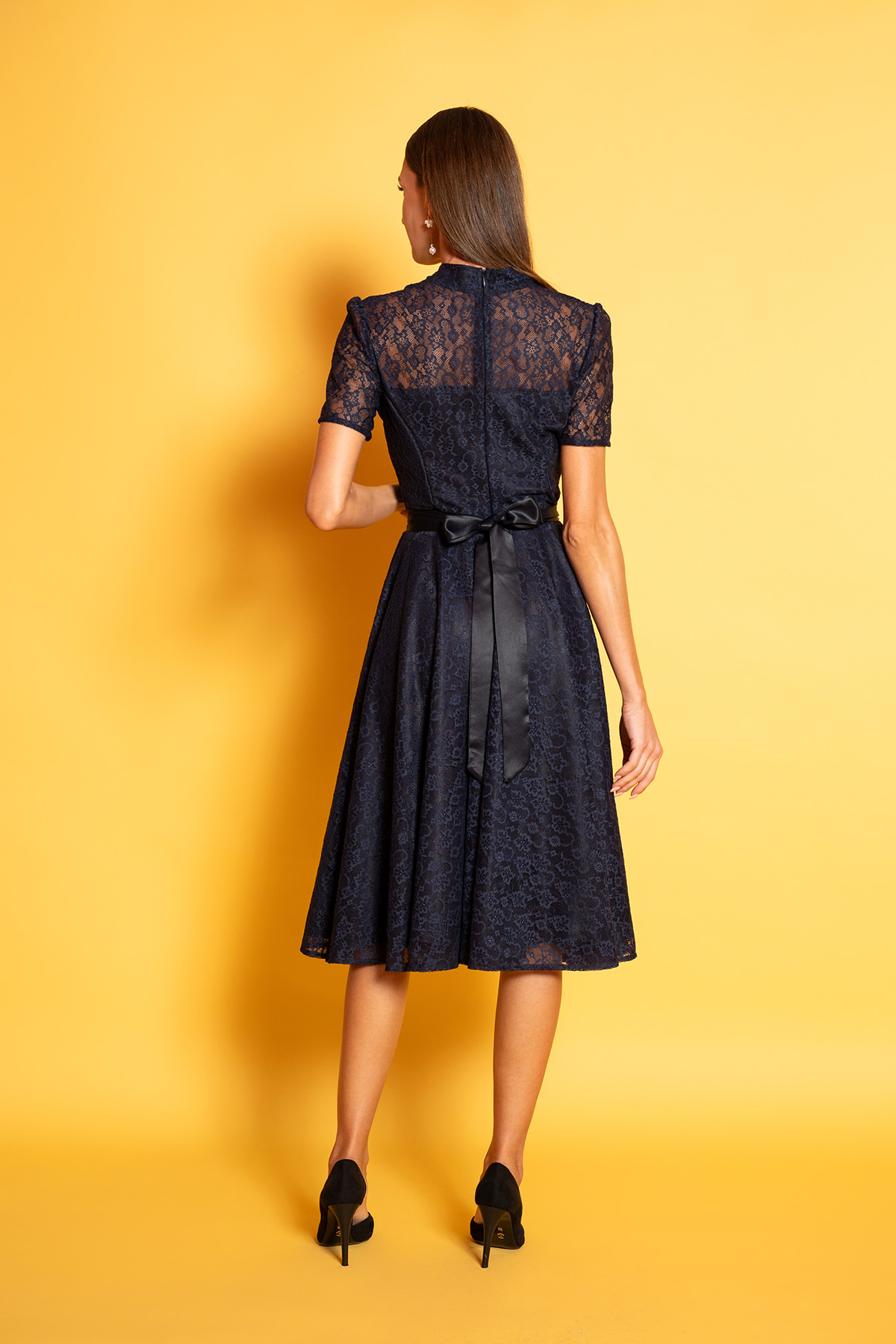 mple-dantelenio-forema-vintage-5 Midi vintage φόρεμα σε μεσάτη γραμμή, με υπέροχη μπλε δαντέλα, κλος φούστα με μήκος μέχρι το γόνατο, κοντά μανίκια, κλειστή λαιμουδιά και διαφάνεια στους ώμους και τα χέρια, είναι το πιο chic φόρεμα για να συνοδεύσει μια επίσημη εμφάνισή σας.