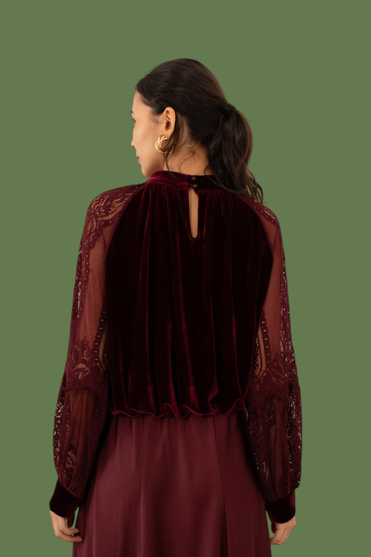 mpornto-velvet-mplouza-lace-3 Μπορντό μπλούζα από βελουτέ ύφασμα, ψηλή λαιμουδιά και δαντελένια φουντωτά μανίκια, σε balloon γραμμή, ιδανική επιλογή για επίσημες περιστάσεις!