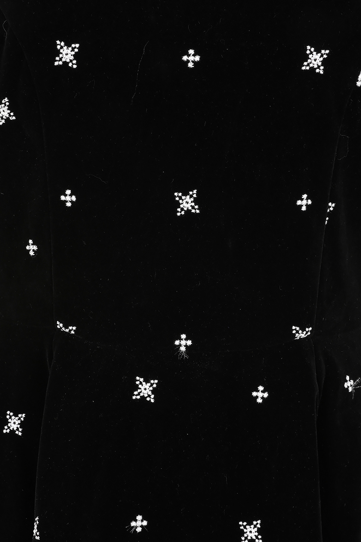 veloudino-forema-snowflake-2 Μαύρο βελούδινο φόρεμα με κεντημένες νιφάδες, keyhole λαιμόκοψη & τσέπες, που υπόσχεται να κλέψει τις εντυπώσεις στις βραδινές και εορταστικές σας εμφανίσεις.
