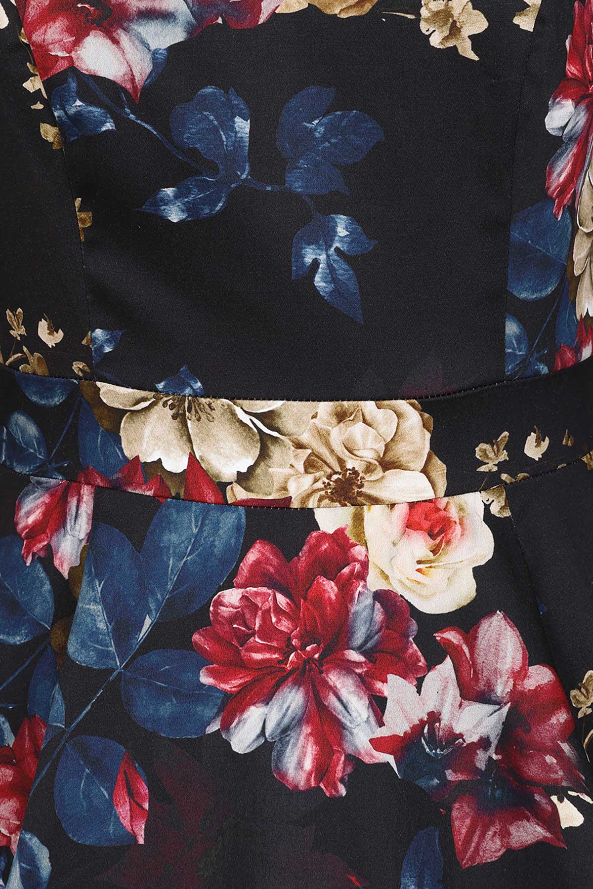 vintage-floral-forema-me-hamogelo-6 Vintage φόρεμα με κλος φούστα μέχρι το γόνατο, με υπέροχο floral print, στρογγυλή λαιμουδιά με μικρό V, φάσα στη μέση και 3/4 μανίκια. Η διαχρονική γραμμή, με τον εφαρμοστό κορμό και την κλος φούστα, τονίζει τη σιλουέτα και μαζί με το μαλακό και ελαστικό ύφασμα το κάνουν ιδανικό φόρεμα για όλες τις ώρες!
