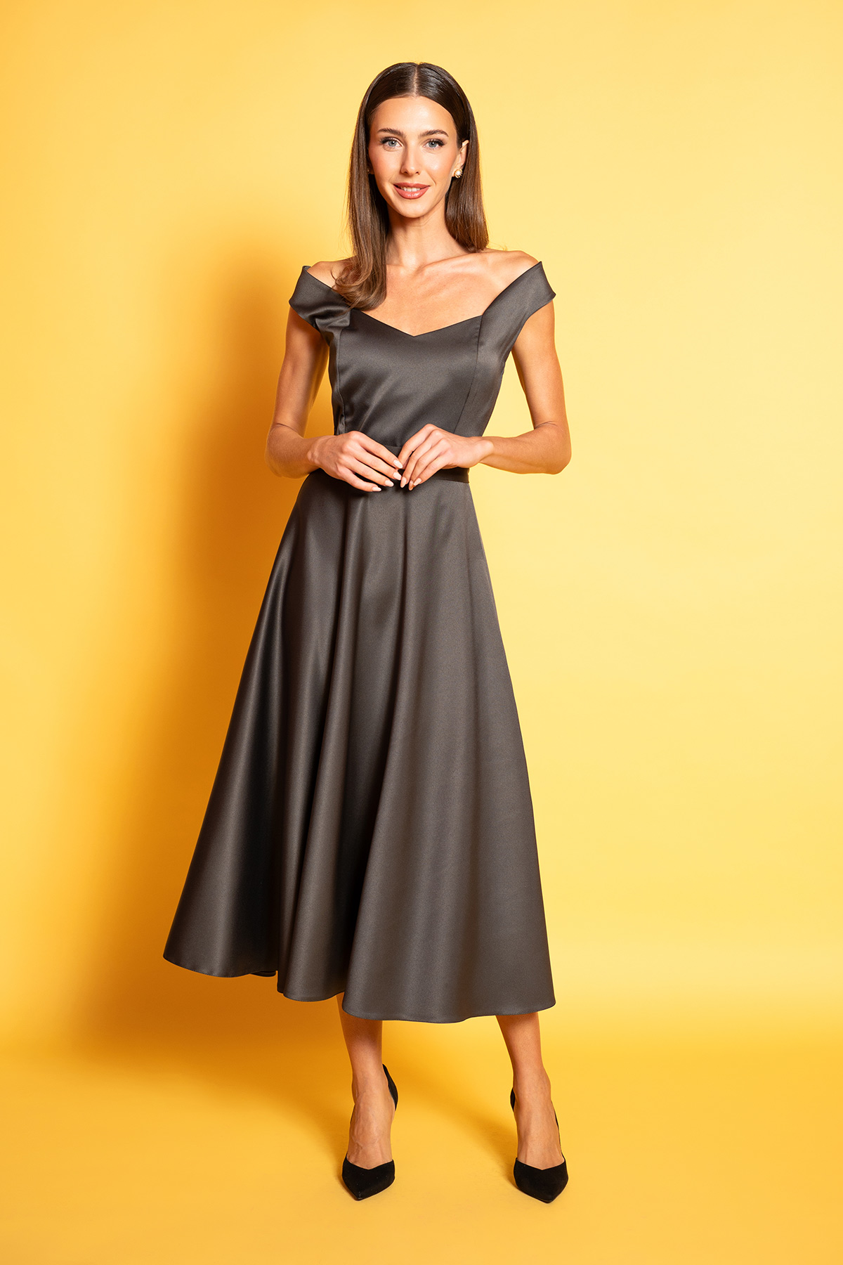 Charcoal-Grey-Midi-forema-1 Charcoal grey σατινέ midi φόρεμα με έξω τους ώμους, στενή μέση και πλούσια κλος φούστα σε ρετρό '50s γραμμή.