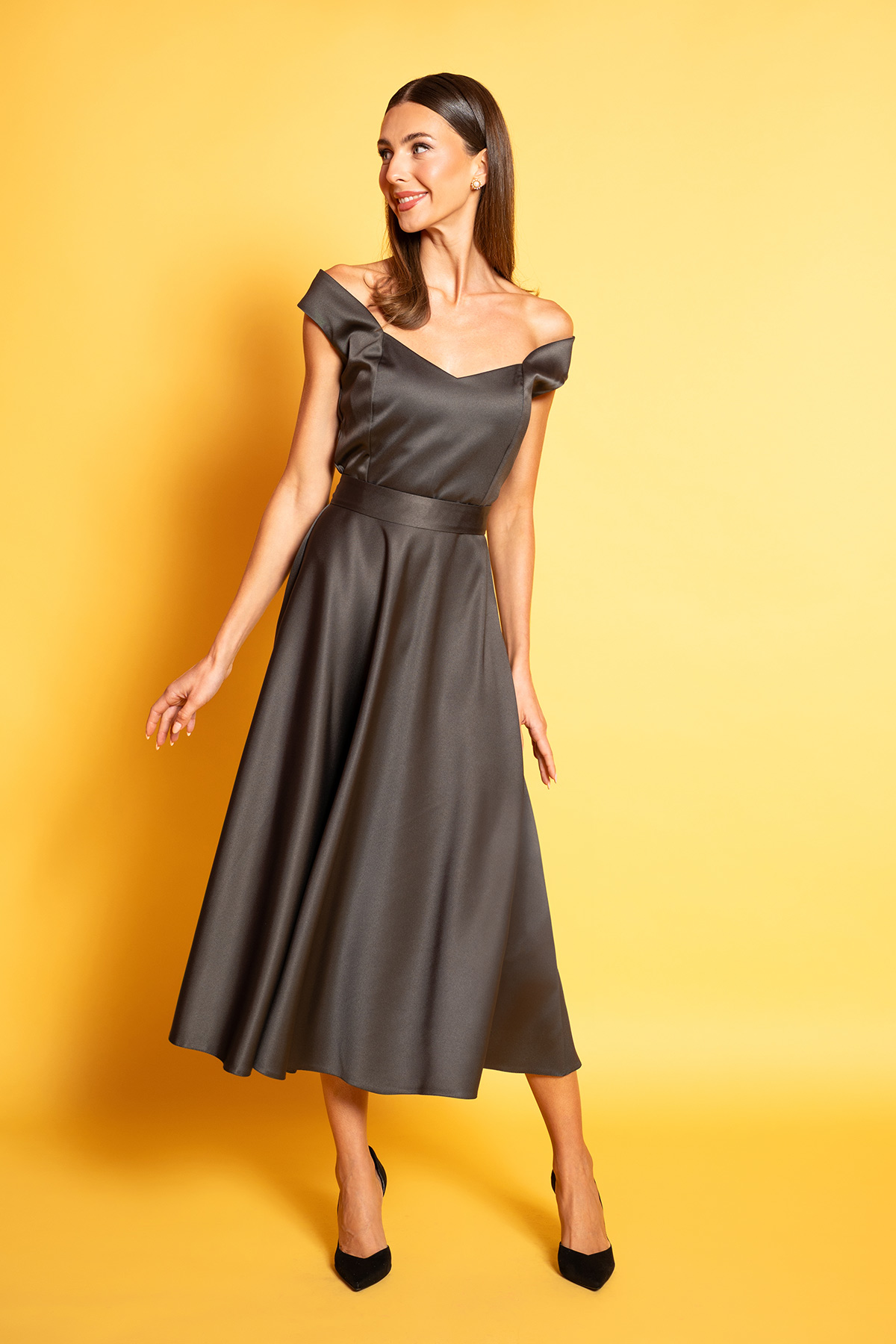 Charcoal-Grey-Midi-forema-2 Charcoal grey σατινέ midi φόρεμα με έξω τους ώμους, στενή μέση και πλούσια κλος φούστα σε ρετρό '50s γραμμή.
