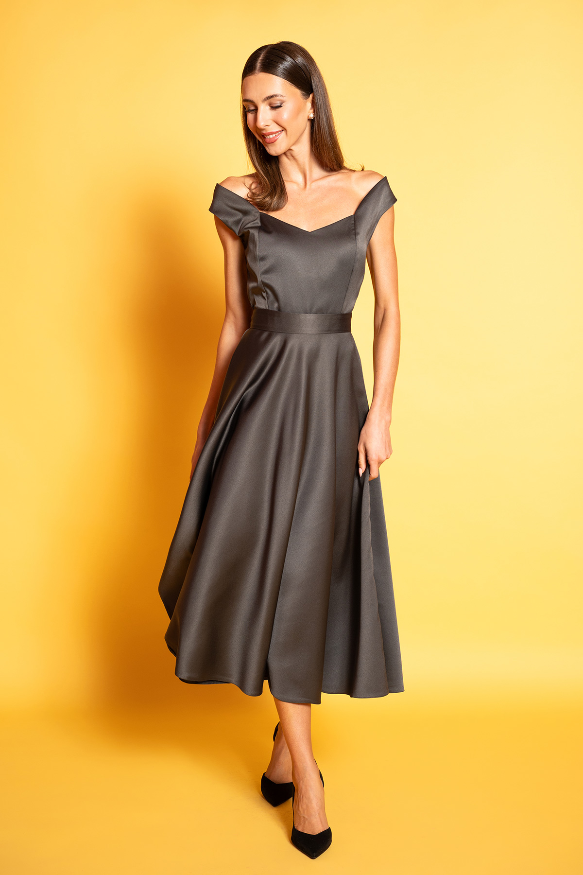Charcoal-Grey-Midi-forema-3 Charcoal grey σατινέ midi φόρεμα με έξω τους ώμους, στενή μέση και πλούσια κλος φούστα σε ρετρό '50s γραμμή.