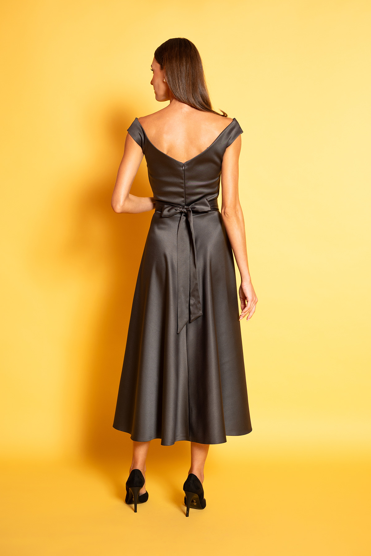 Charcoal-Grey-Midi-forema-5 Charcoal grey σατινέ midi φόρεμα με έξω τους ώμους, στενή μέση και πλούσια κλος φούστα σε ρετρό '50s γραμμή.